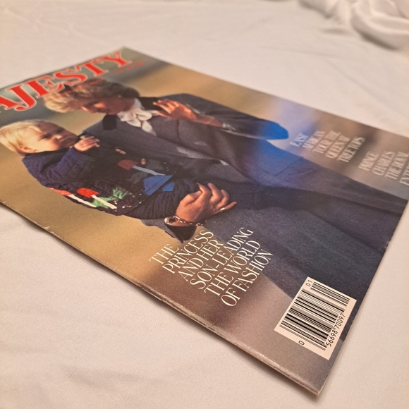 Majesty Magazine Volume 4 No 8 December 1983 Printed In England Royal Family - Picture 3 of 9